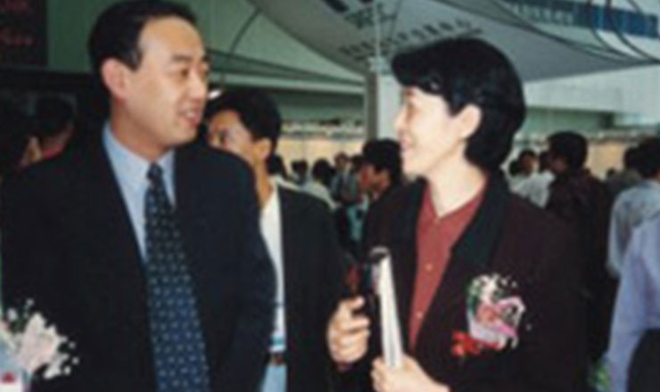 建設部住宅與房地產業司司長謝家瑾與王波董事長親切交談